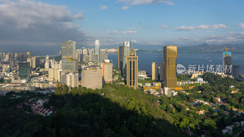 广东深圳南山海滨蓝天白云城市天际线