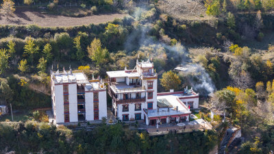 四川丹巴县中路藏寨秋天黄叶田园风光航拍