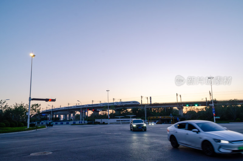 城市道路上的汽车与高铁桥的景象