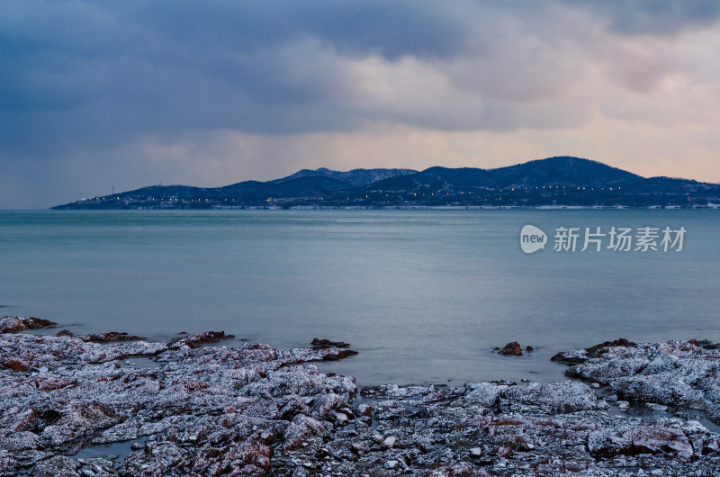 山东青岛栈桥冬天雪后海边风光