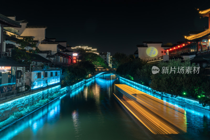 夜晚中式建筑旁河流夜景