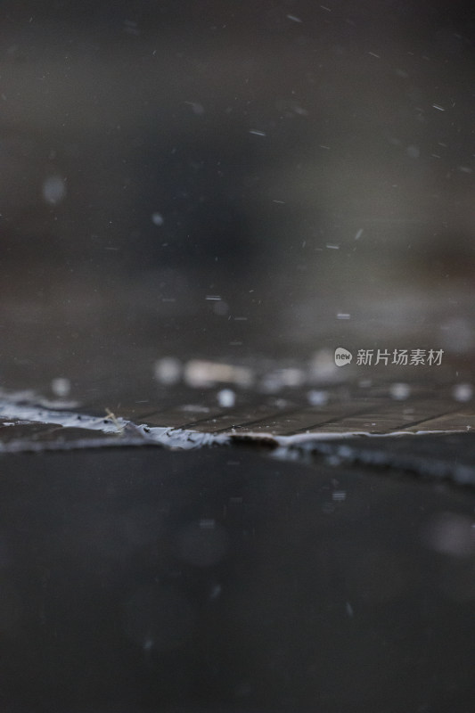 雨天水滴滴在水面上