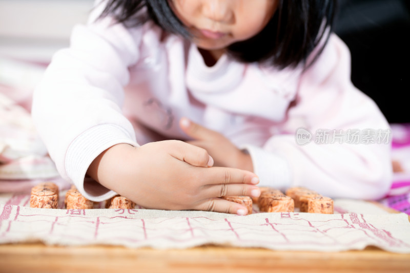 小孩子把持着手里的围棋棋子