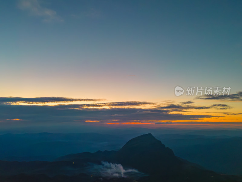 航拍日落时的夕阳天空景色