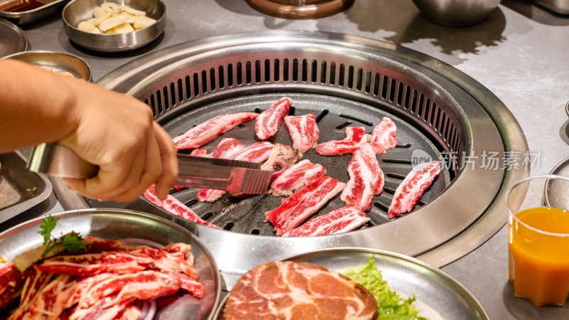 餐桌上的牛肉烤肉美食多角度特写