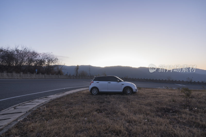 郊外道路边停放的白色汽车