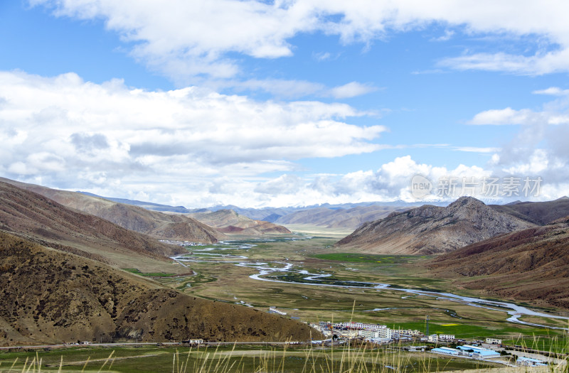 业拉山上望西藏昌都八宿邦达镇山谷自然风光