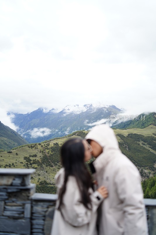 四姑娘雪山旅游的人