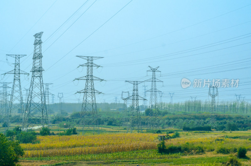 安徽合肥田野中的高压电网