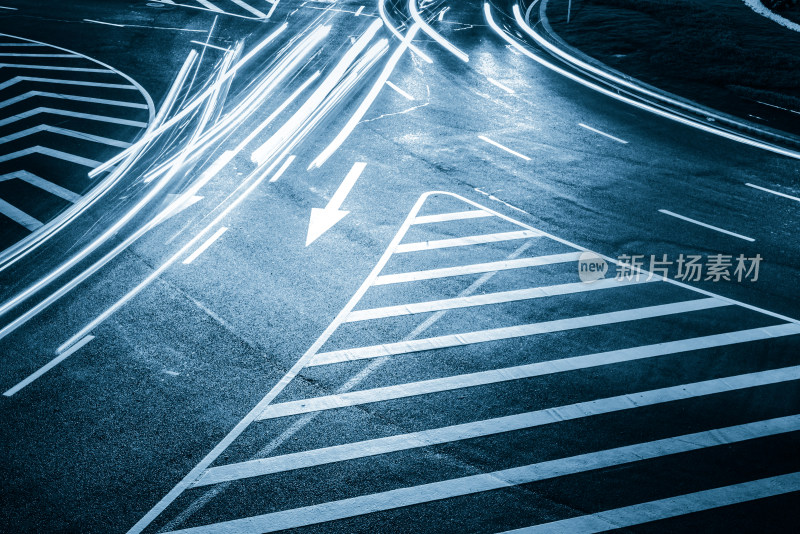 雨夜透过水珠玻璃看城市灯火