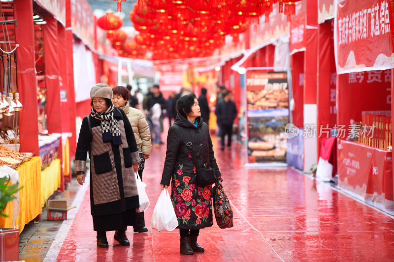 年货节活动 集市上选购商品