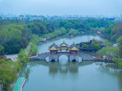 航拍烟雨江南扬州瘦西湖风景区全景