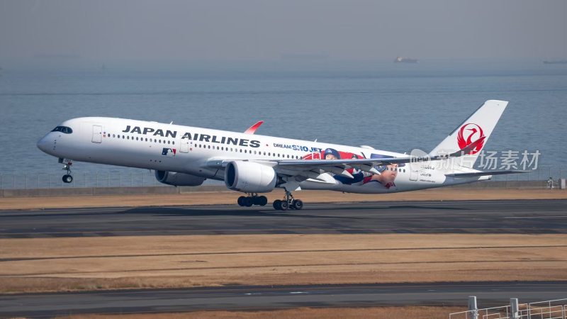 日本航空飞机于跑道上准备起飞的画面