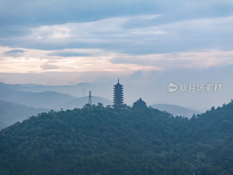 湖南郴州小东江晨雾小船薄雾笼罩下宁静之美