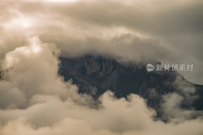 云雾中的森林山峰虎头山