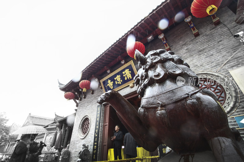 商丘清凉寺前石狮子及建筑景象