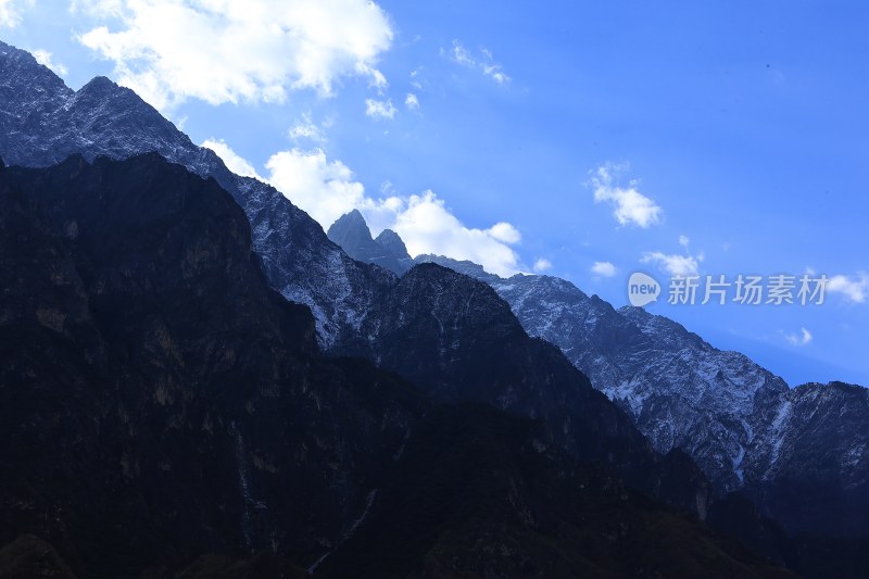 蓝天白云下的雪山景观