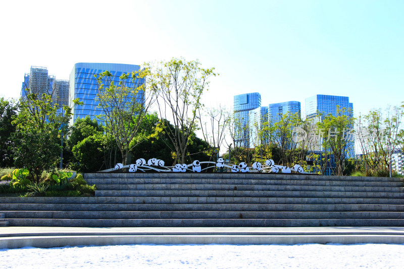 成都高新区交子公园锦江河‌沿岸建筑风光