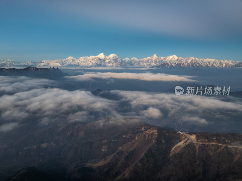 蓝调时刻的大雪山贡嘎山系