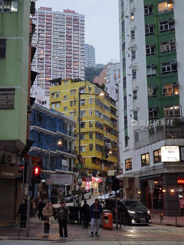 香港街头人来人往的市井生活景象