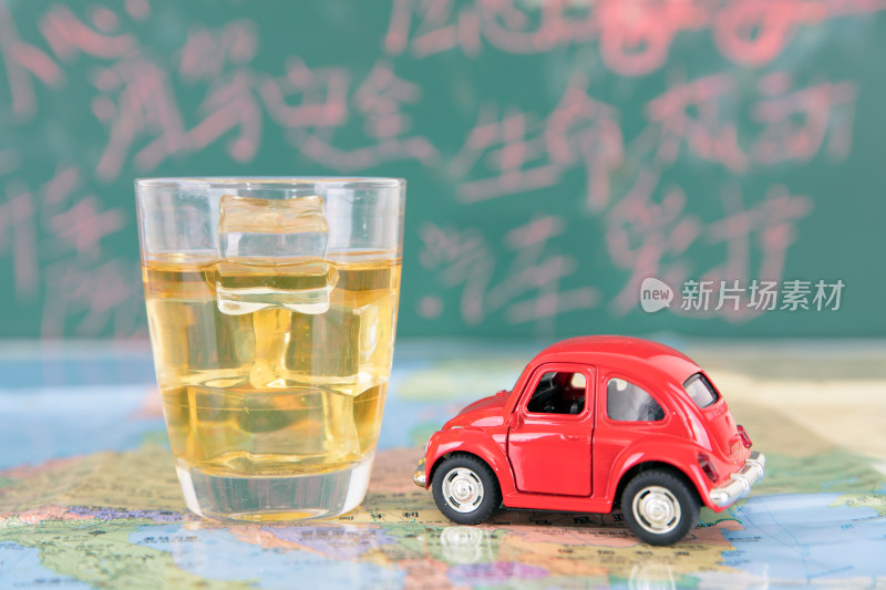 地图上一杯酒和一辆汽车模型