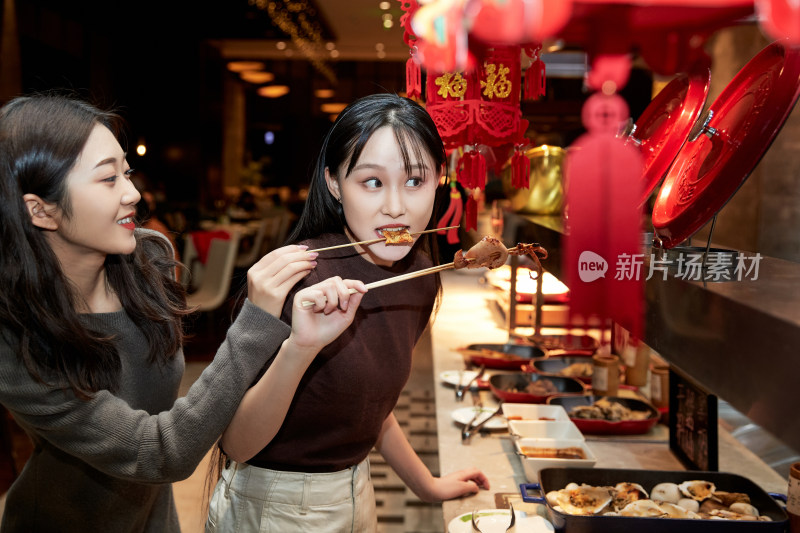 在酒店自助餐厅大吃特吃的亚洲可爱闺蜜少女