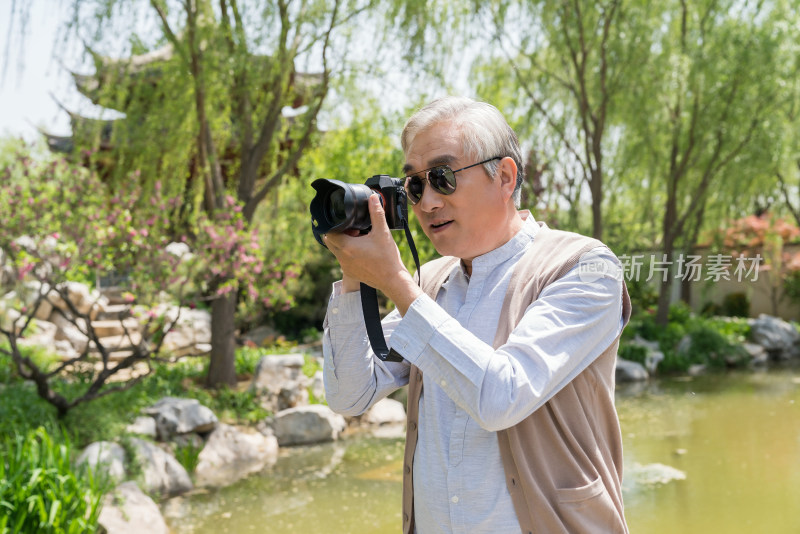 老年男子旅游