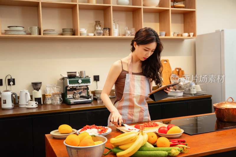 青年女人在家做饭