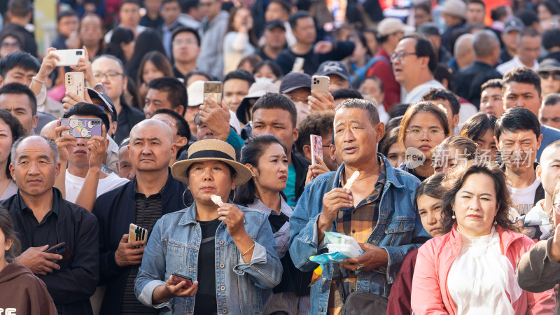 中秋节假期在中国新疆国际大巴扎游玩的游客