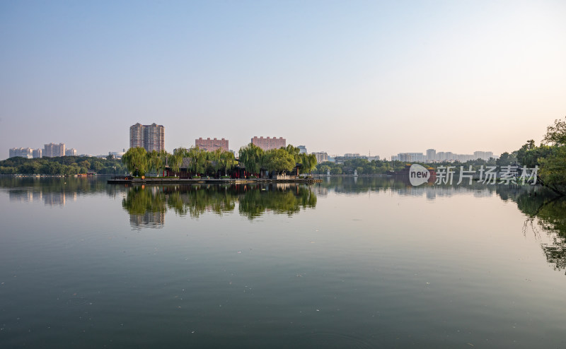 山东济南大明湖风景区自然景观与城市风光