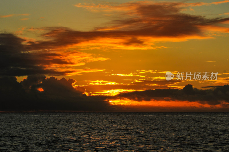大海海边夕阳晚霞云彩海上风景