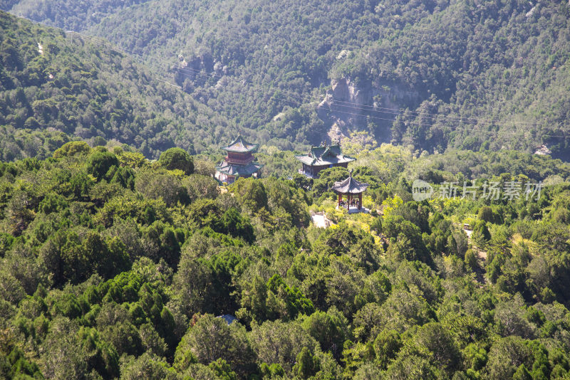 山林中古建筑的俯瞰景象