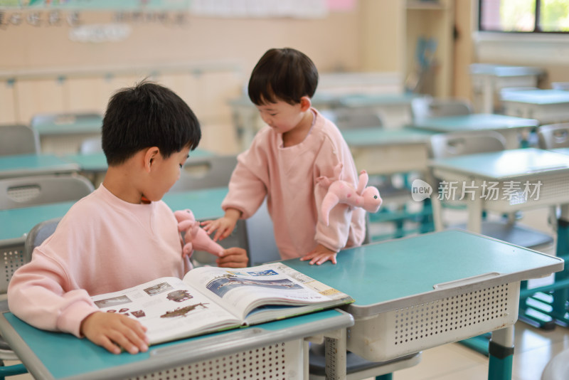 小学生在教室里学习