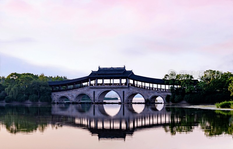 湖上中式廊桥风景