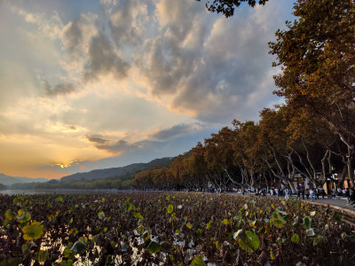 杭州西湖断桥湖畔黄昏夕阳下的景色