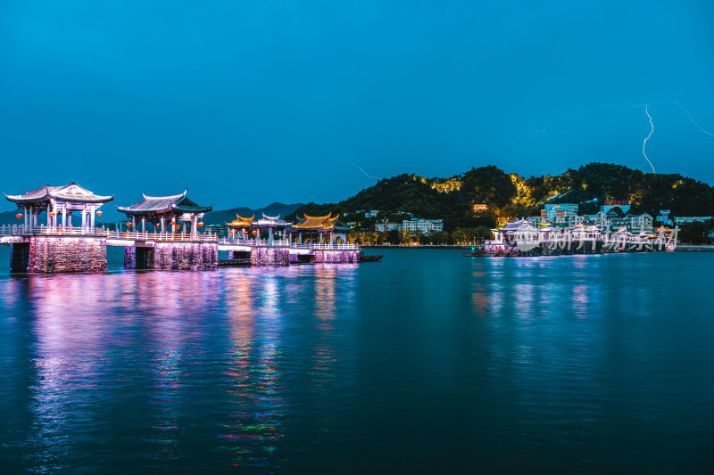 夏季夜晚广东潮州广济桥夜景闪电风光