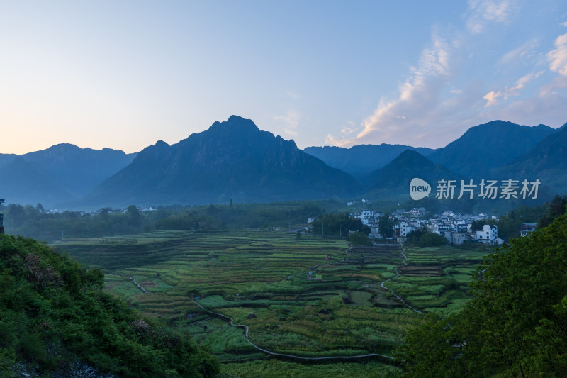 山间梯田与村落远景