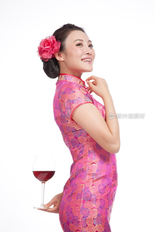 棚拍身穿中国传统服装的年轻女人端酒杯