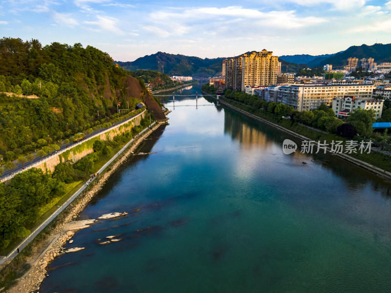 城市沿河风光带航拍摄影图