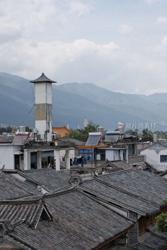 古镇屋顶与远处山峦相映成趣的风景