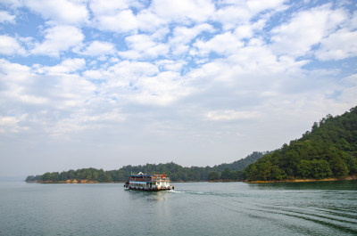 湖面上行驶的游船风景