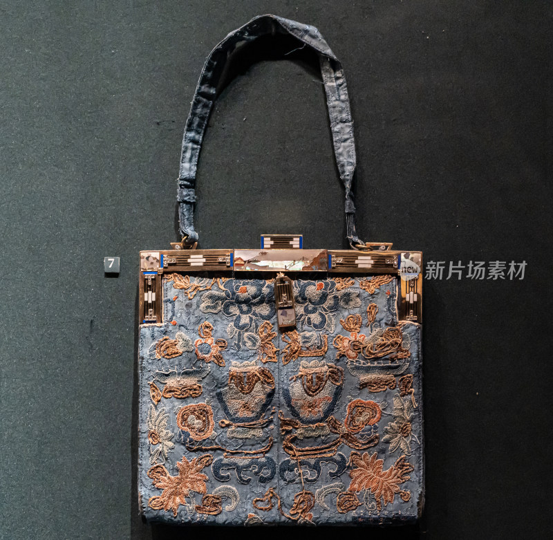 香港两依藏博物馆藏丝绸黄金晚宴袋
