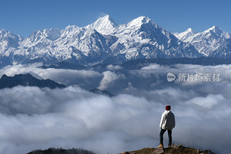 人在山顶眺望雪山云海