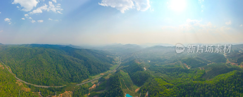 航拍山峦叠嶂的田园风光全景图