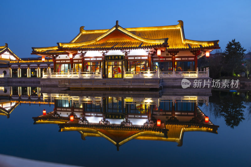 大唐芙蓉园夜景中式建筑湖面倒影