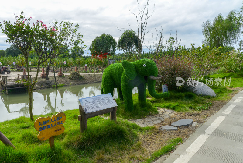 公园绿地大象绿植雕塑景观