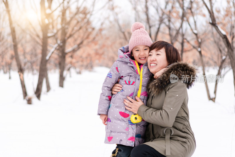 雪后在果园里的中国籍母女