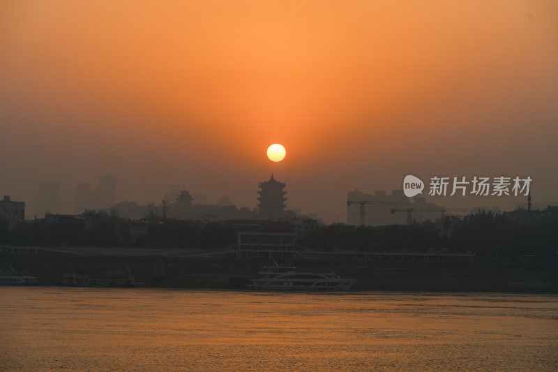 湖北武汉黄鹤楼城市剪影与江面交相辉映