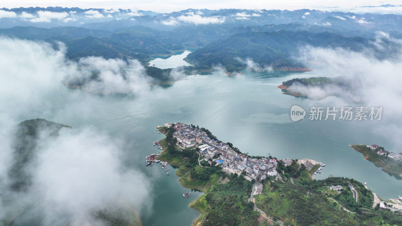 雾气缭绕的山水画卷 湖泊  云海