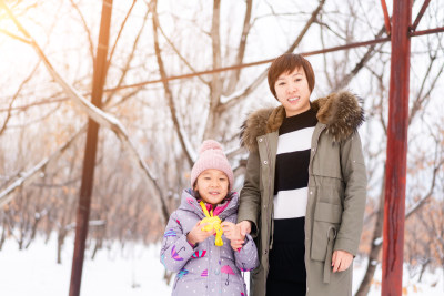 雪后在果园里的中国籍母女